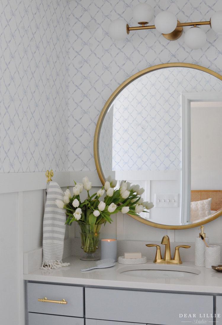 Teens Turn Bathroom Mirrors Into Photo Studios