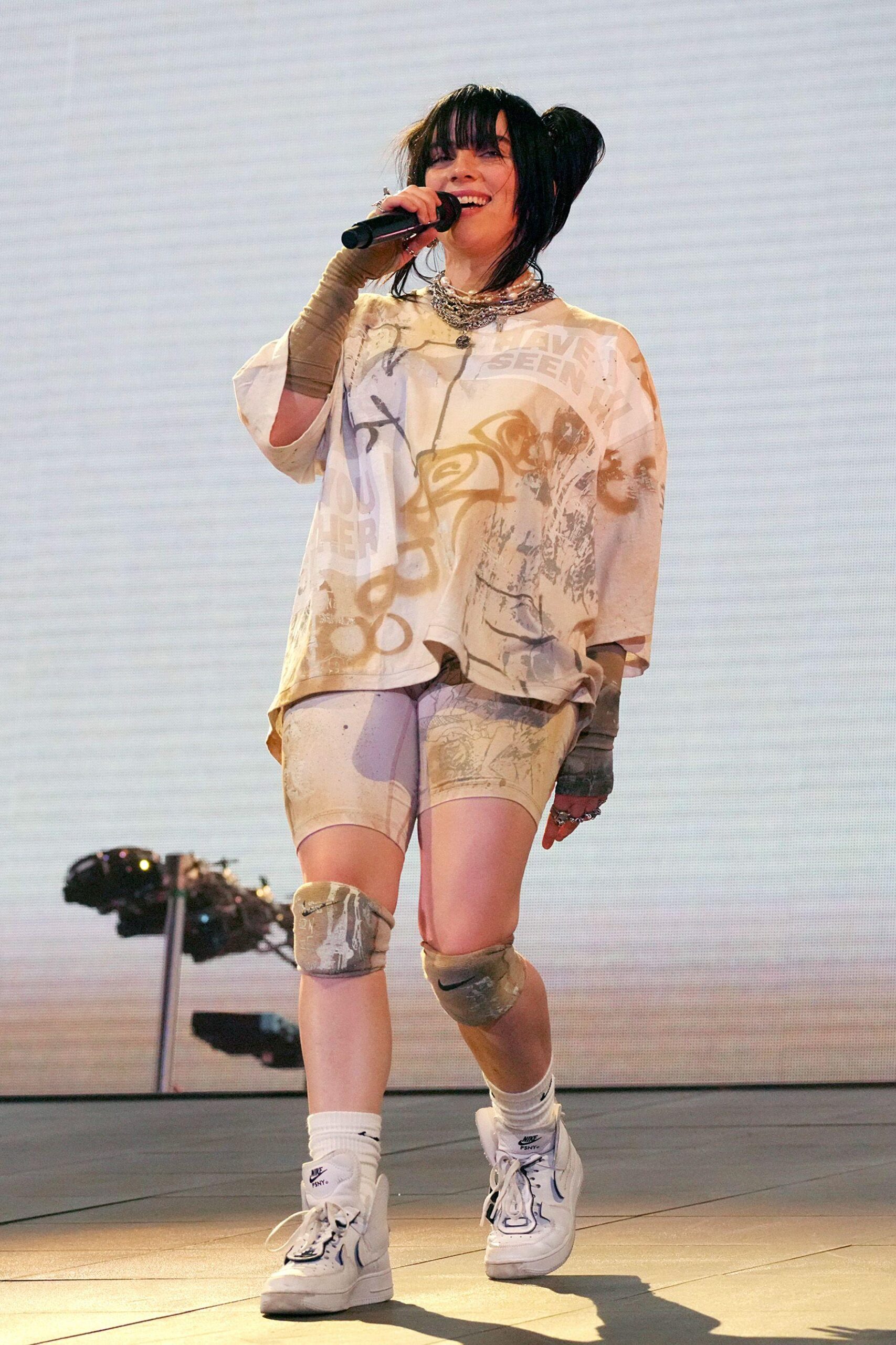 Billie Eilish’s Stage Look Has Fashion Critics Raving