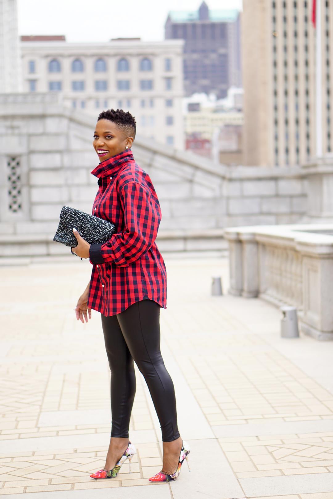 Oversized accessories: belts, hats, bags dominating street looks
