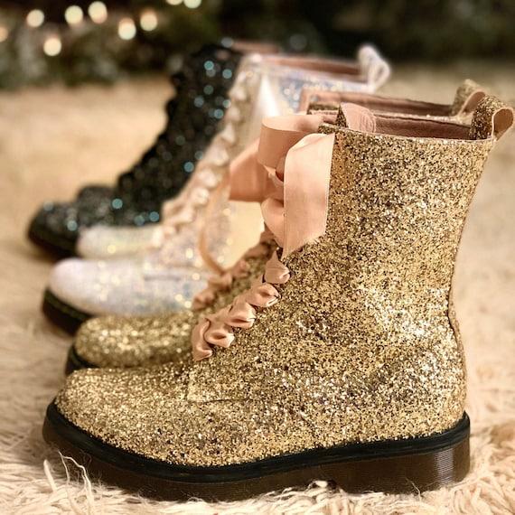 2) From Festive to Everyday: While glitter is often associated with holidays and celebrations, its sparkle can bring joy to any day. Think beyond the typical December glam; imagine strutting your stuff in glitter boots during the sunny days of summer or as a fun accent in autumn's cozy layers