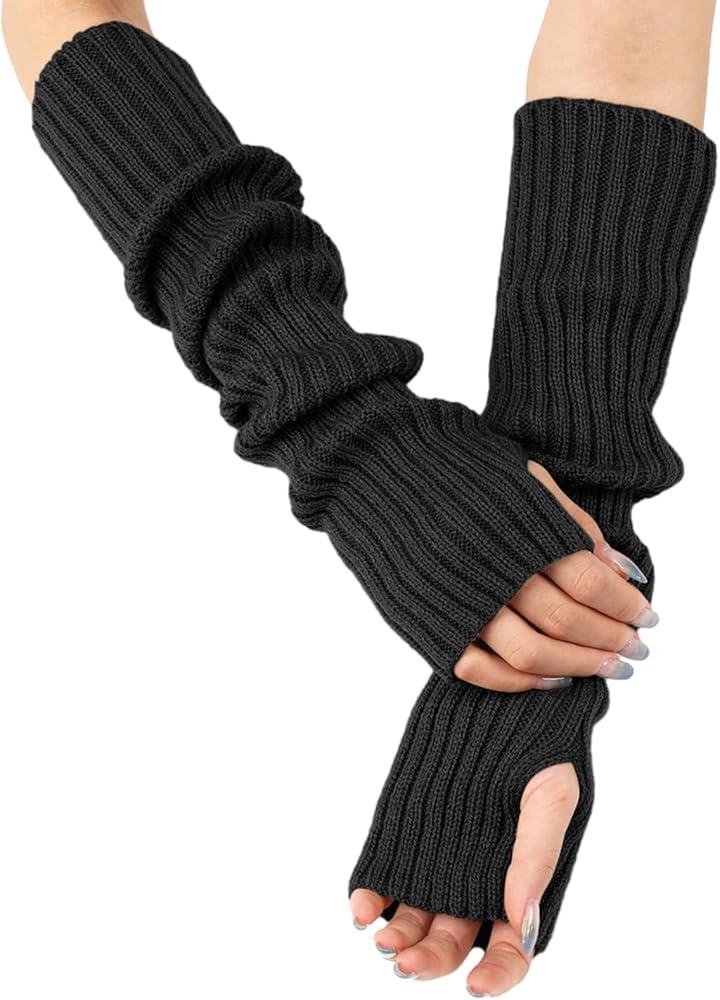 1) The Cozy Comeback: Discover how wrist warmers, once relegated to the realm of ski slopes and craft fairs, are making a fashionable return in urban streets and runway shows. With designs that blend function and flair, they are elevating everyday outfit choices