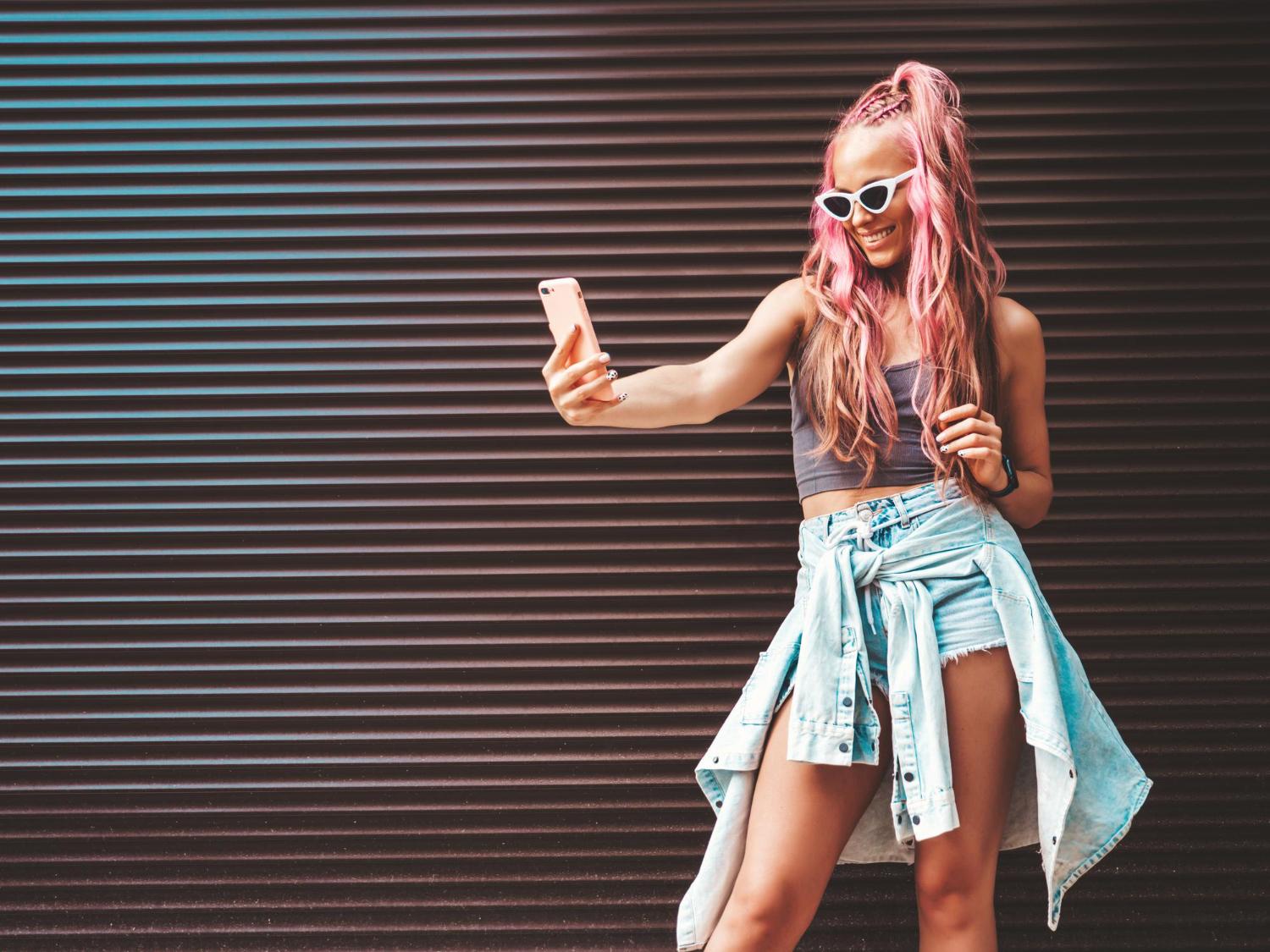 Discover Style: Da Queens’ BLUE Denim Outlet Unites Fashion, Tech, and Beauty!