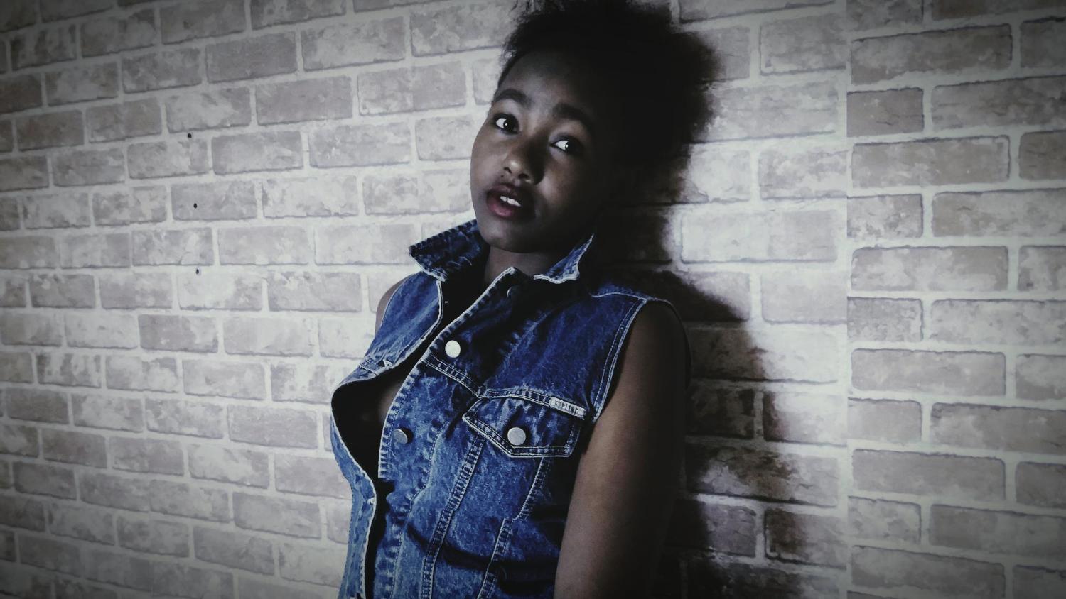 Da Queens’ BLUE Denim Outlet: Stylish Savings Await You!